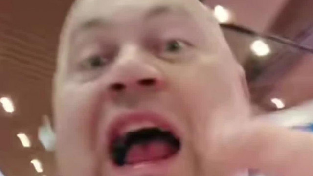 MC Isti a plázában ordibál: Gyerekeket akar seggbeb@szni +torok elvágós fenyegetés a töröknek