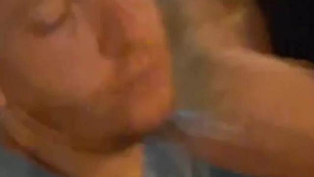 Csernák Roland (Fitymaffia) seggbekuki előtti melegtánca, majd nézők anyázása