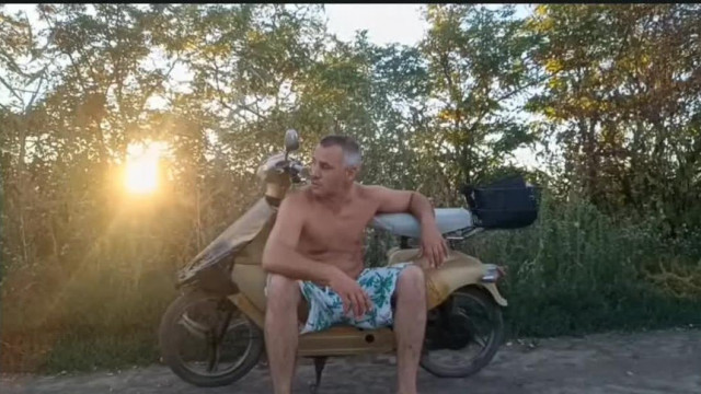 Naplopó potrohos Mobilsz jòkedvűen robogòzik a semmiben ès üvölti hogy "Hun vòtá?"