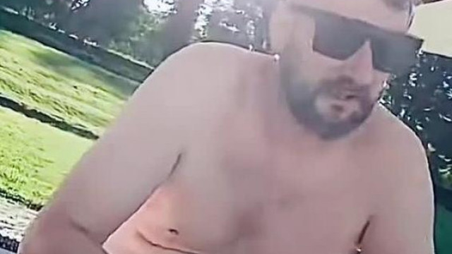 Edytrampli belenyomja a talpàt Imi szájàba + a testèt fikàzza a medencénél