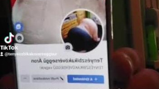 Tenyészmalac retardseggű a buzeráns pucsítós képeit mutogatja az egyik nézőnek
