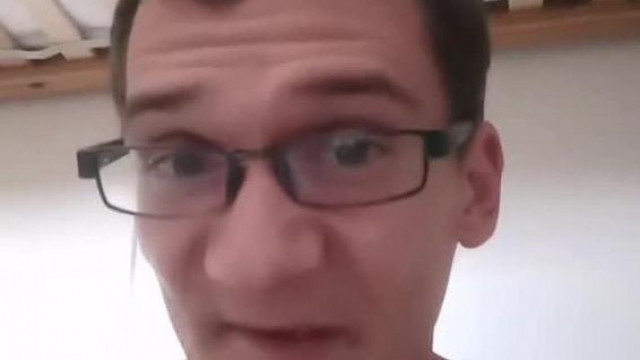 BiòsPityesz az orra alatt motyogva válaszol: "Fel fogok törni mint a talajvíz!"
