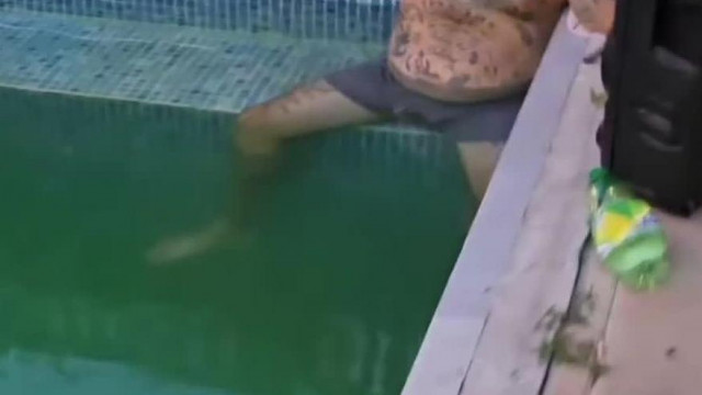 Rugós Brekeke megkéri a nőjét, hogy mutassa meg a hűtőt