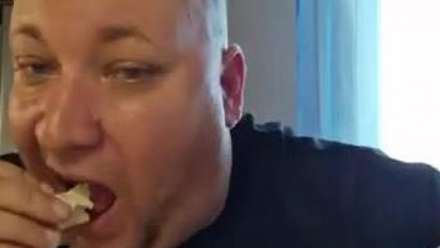 Subi a fogyókúrás menüjét majszolja, közben azt hazudja, hogy dolgozik (2024. 08. 27.)