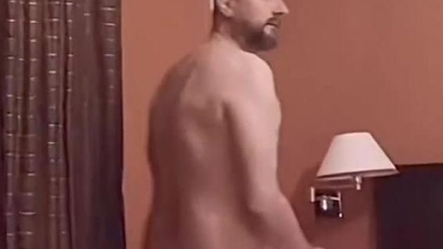 Alkesz Imi őrült fejjel és pòkhassal készül lefeküdni az ágyba