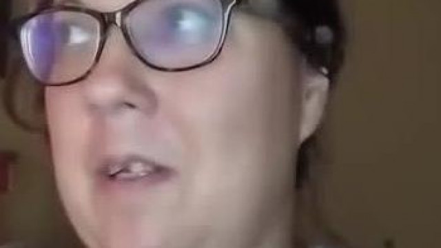 Bariadd ki va akadva Dzsabira, mert az cukros kajákat evett és ivott előtte