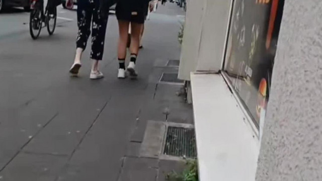 Pszicho Edytrampli a cigicsikkek között ülve szidja Németországot