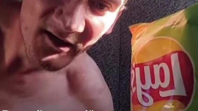 Fogatlan BiòsPityesz egy zacskò Lays csipsszel menőzik (Eltorzult fejjel)