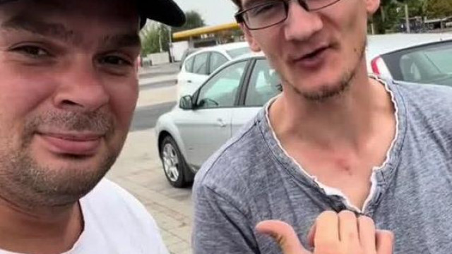 Fogatlan BiòsPityesz egy màsik fogatlan hülyével idétlenkedik egy parkolòban