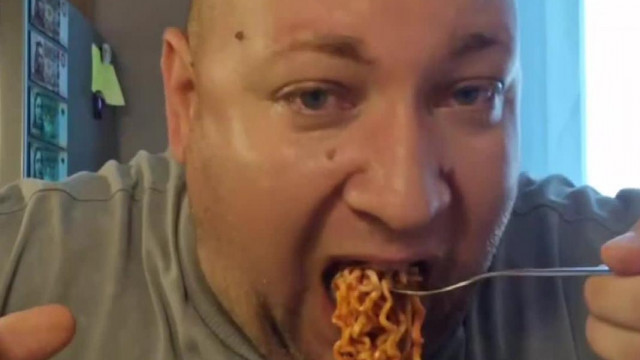 Hízòdisznò Roli ocsmány mòdon szívja be a csípős tésztàt vizes malacszemekkel
