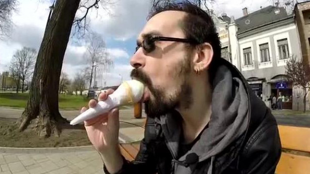 Turi Tamás homoerotikus, meleg nyögéses, fagylalt nyalós retro videója