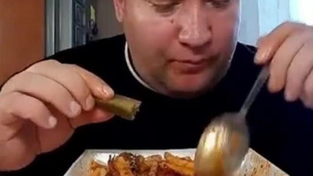 Disznó kinézetű Subiroli tömi a zsírfejét és csámcsog mint egy sertés.