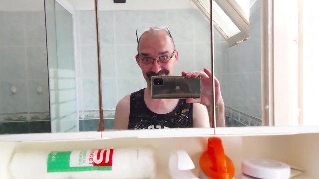 Turha Tamás büszkélkedik az "új" putrival (2023)