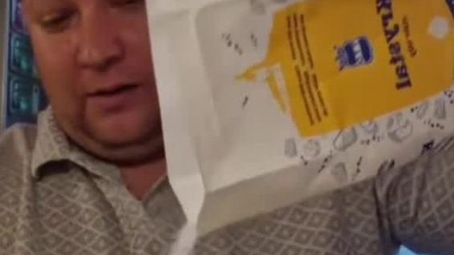 Disznó Subidubi brutàlis mennyisègű kàposztàstésztàt lapàtol be + kristálycukrot