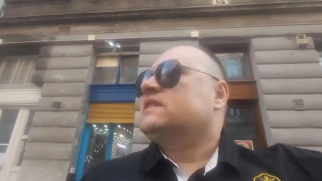 Mc isti a tehetségtelen hulladék, még az xfaktor elődöntőjéhez is túl égő, így nem lesz benne