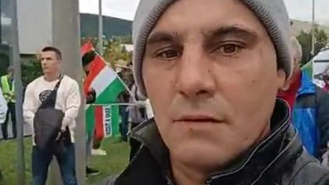 Koldus Mobilsz tüntetni volt a Gyogyòssal aki csak vigyorog mellette mint egy hülye