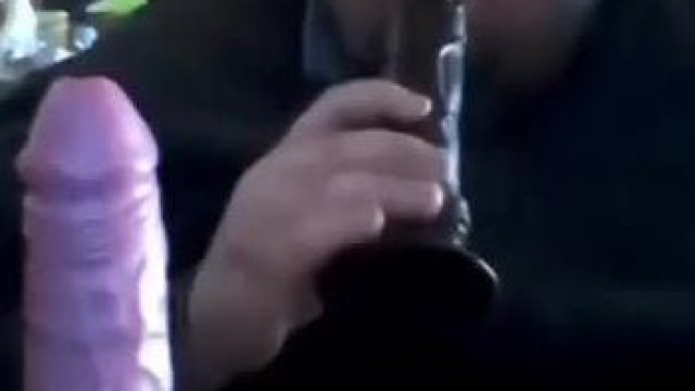 Melegmaci szexboltból vásárolt műf@szokat szopkod