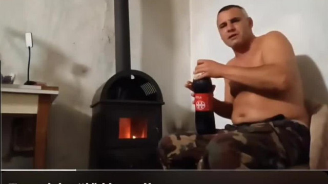 Kecskecsöcsű Koldus Mobilsz jòl meghízott de azèrt vidàman vedeli a cukros üdítőt