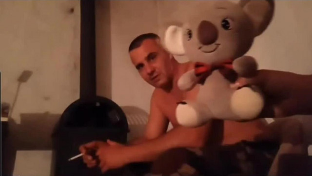 Retardàlt Zabina megmutatja a "Plüss Koalàt" amivel aludni szokott (totál szellemi leépülés)