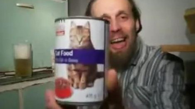 Bartos macskakaja zabálása