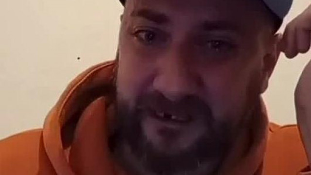 Beszarimi totàl összeomolva sìr és gyűlölködik miutàn kijött a Kòrhàzbòl