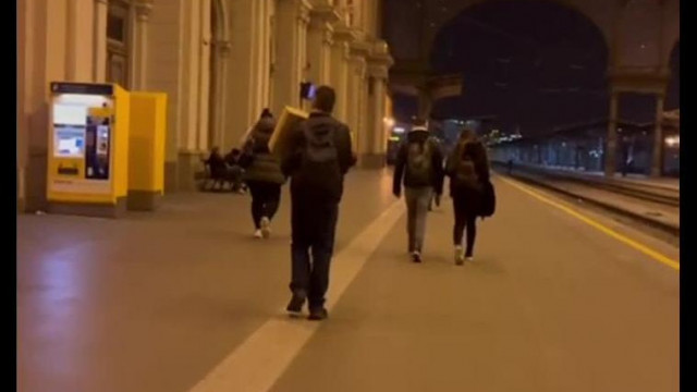 Pedofil Kiss Endre Farkas 2024.10.22-i segélycsalása Budapesten, kezében a villogó hanghengerrel.