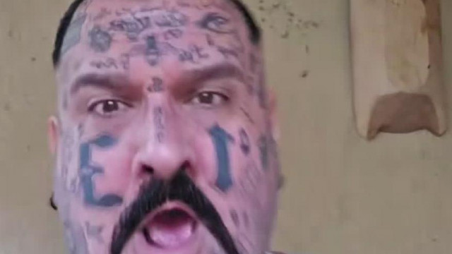 Rugós-bohóc Brekeke politikai rap-je vörös, összepecsételt fejjel