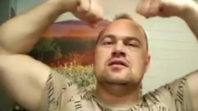 2019-retro: Mc skizofrén hülyegyerek hurka Boykát imitálva hadonászik és emberkedik a kamerának