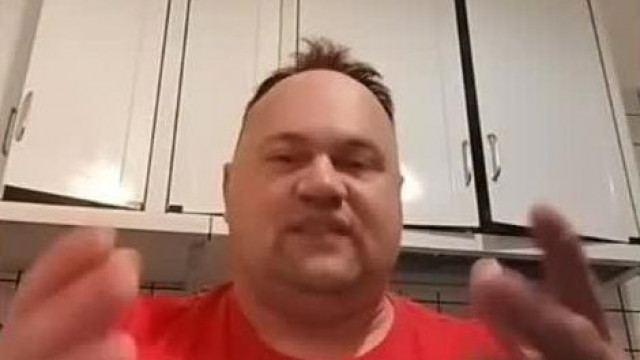 MC Székletmánia a nőkről tart beszámolót és azt mondja neki jobb egy cigi