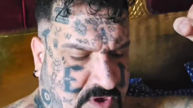 Az összefirkált Rugòs Bèka a kukijàhoz beszél és üvöltözik Live közben