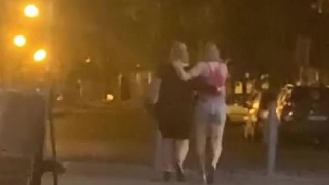 Cafka tibi hugyos gatyával vonul a szegedi utcán a Lamantinnal (Tibi spotting)