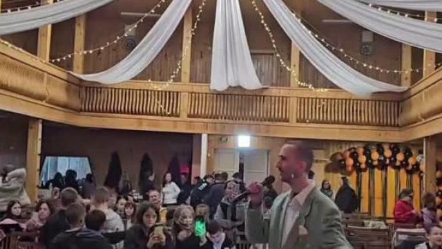 Bizarr jelenet: Baróti Szartv Sanyikát meghívták valami gyerekrendezvényre előadónak