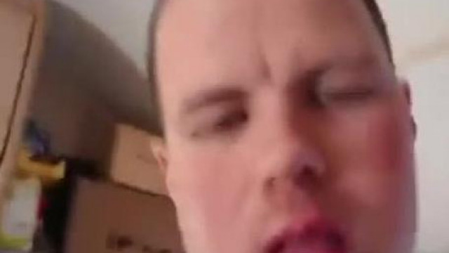 Trógee Alex visszarakja a penészes szívacsokat az ágyába