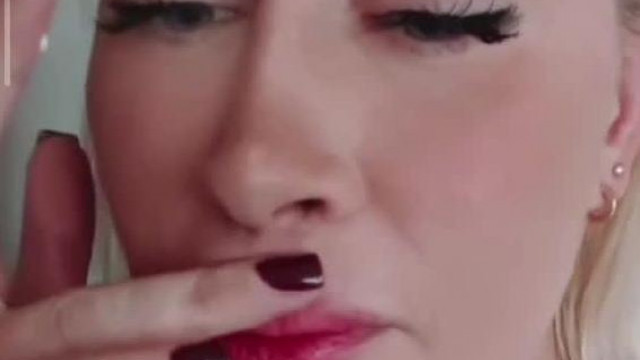 Edytrampli TikTok live közben Füves Spanglit szív kisebesedett szájjal