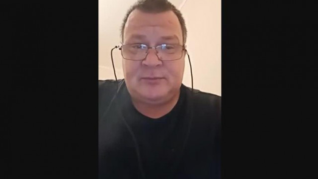 Fullfinghoz már senki nem akar bemenni és csak néz ki a buta fejéből öreg mamóka szemüvegben