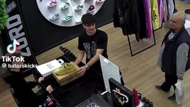 A cipőboltban éppen videót vesznek fel, erre Baranyi Jo beúszik a képbe a gömbhal fejével, mint valami fogykos