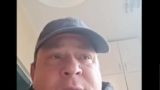 Ütőképes szarzsák gejza ismét kemények hiszi magát, így izmozásra hívja a kukabúvár nevű trollt