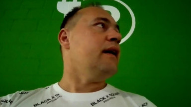 A csicska MC Isti nem tudta megvédeni az anyját ezért a rendőrökhöz szaladt