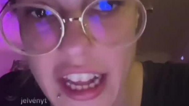 Szabados BadAngel Kinga ordítva őrjöng - 27 centis műbrokival akar megölni egy trollt
