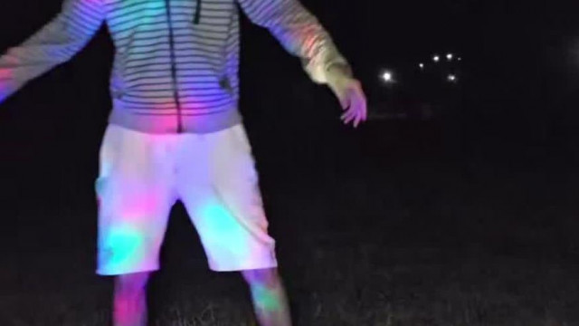 A gyogyós Baróti Star TV Sanyika a korom sötétben tart retro disco partit és táncikál