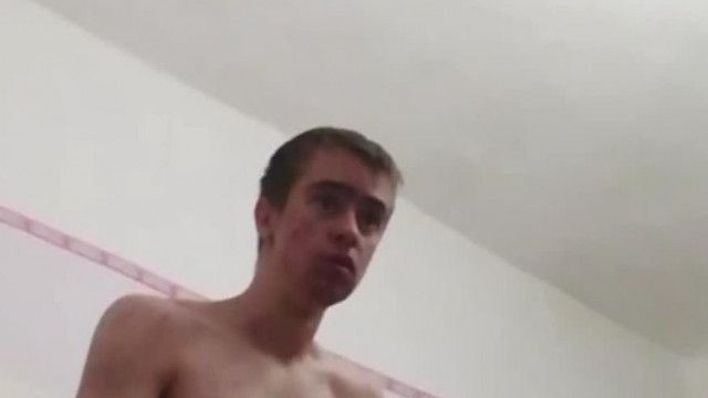 Robbant fejű Jolly liveban sír és alsógatyában viharzik körbe a lakásban és mutogat lányokról képeket