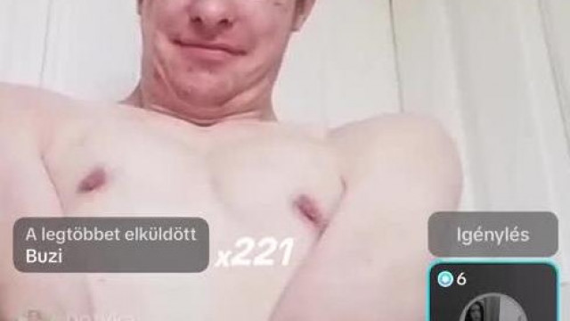 Robbant arcú Jolly cigánytáncot jár, barátaival pletykálgatnak, és feszítgetnek.