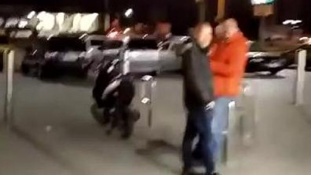 Anti Smoke random emberekkel kötözködik a Lidl előtt (retro)