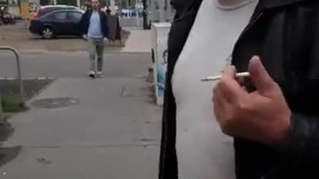 Anti Smoke a buszmegállóban balhézik random emberekkel, majd beleköt egy idősebb fazonba (retro)
