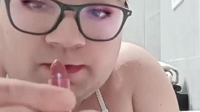 Nyomorék 31 éves ratyi Yaboku már megint kislánynak hiszi magát és fürdőkádban igénytelenkedik