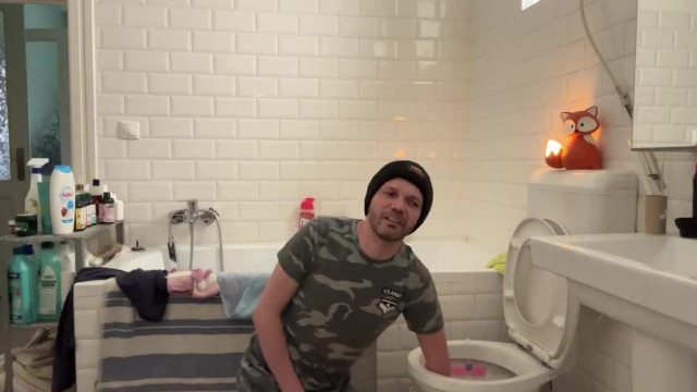 Tróger Herbert közvetlen hugyozás után könyékig belenyúl a wc-be.
