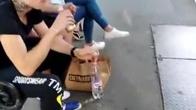 Antiszmoking úrfi a Keleti pályaudvaron kötözködik néhány dohányzó fiatallal
