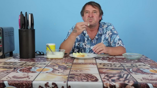 Elek Zótán szürreális vágatlan reggeli evése némán - Trash ASMR