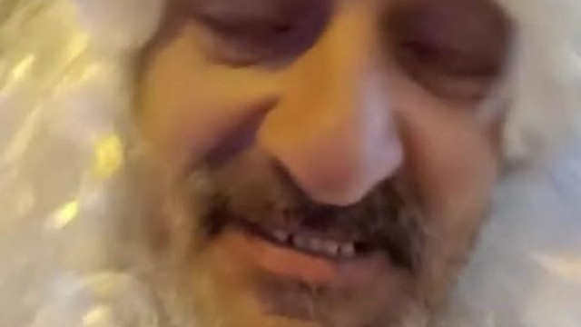 Táky részeg télapóként ordibál az utcán, majd a rendőröket látva, befejezi a videót