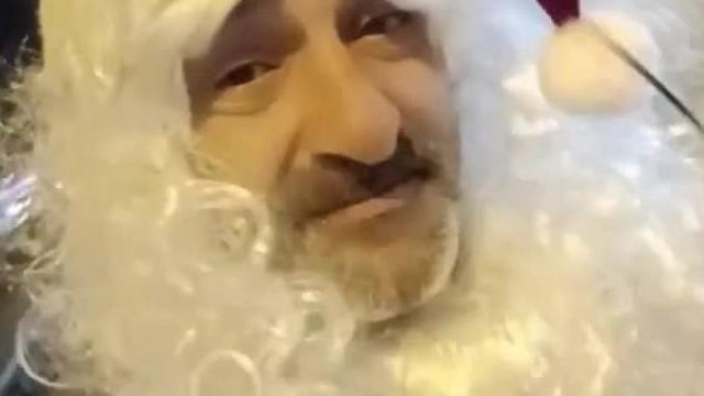 Táky télapó jelmezben buzeránsozza a nézőket hibás angollal, majd koldul tőluk